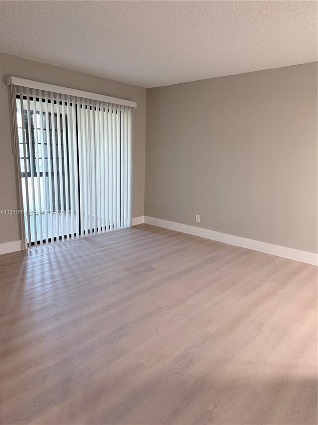 Building Photo - 2324 S Cypress Bend Dr