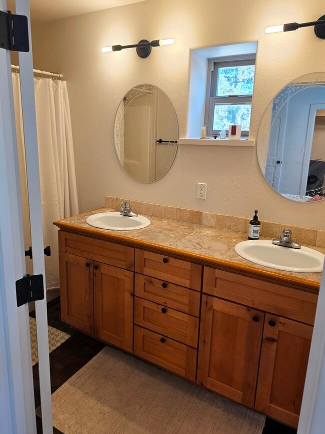 Foto del edificio - 1059 NW Saginaw Ave