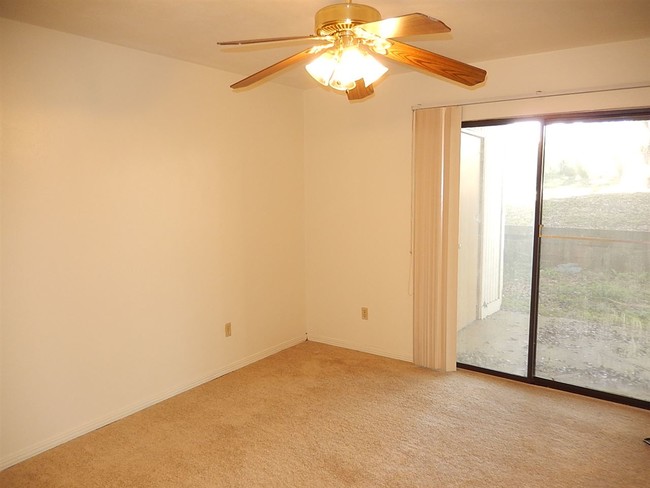 Building Photo - 1102 Greentree Ct