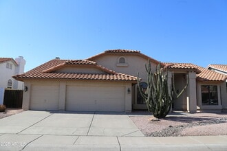 Building Photo - 827 W Harbor Dr