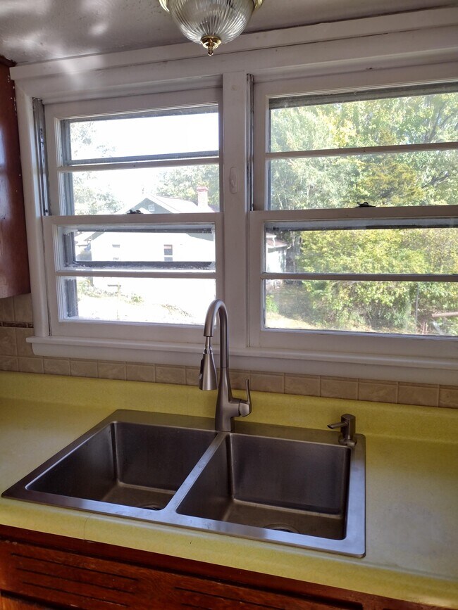 Foto del edificio - 705 W 13th St