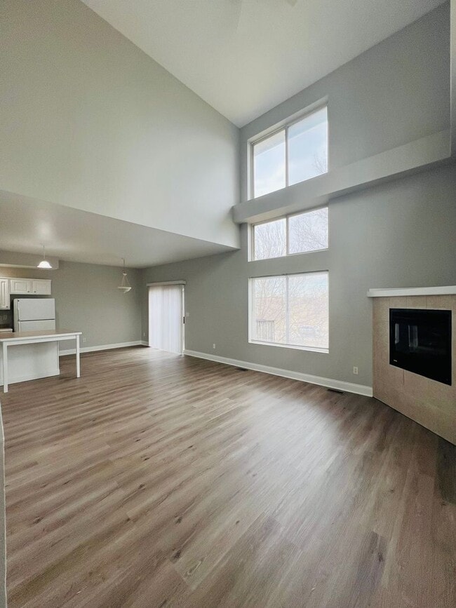 Foto del edificio - RENOVATED 4 bed 3.5 bath Duplex - Availabl...