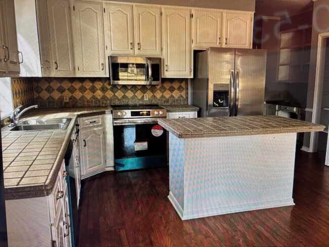 Building Photo - 5506 Oakwood Dr