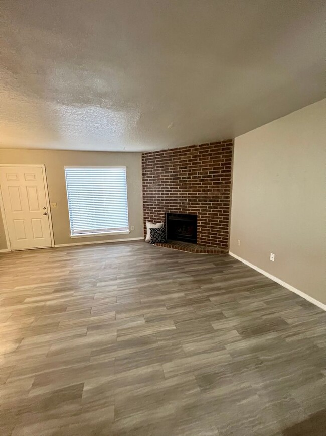 Building Photo - Norman Duplex- Bright and Modern!