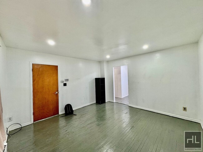 Building Photo - One bedroom in Astoria walking distance to...