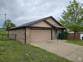 Building Photo - 1390 W Red Oak St