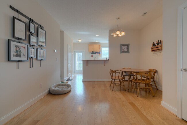 Foto del edificio - 250 Sheliah Ct