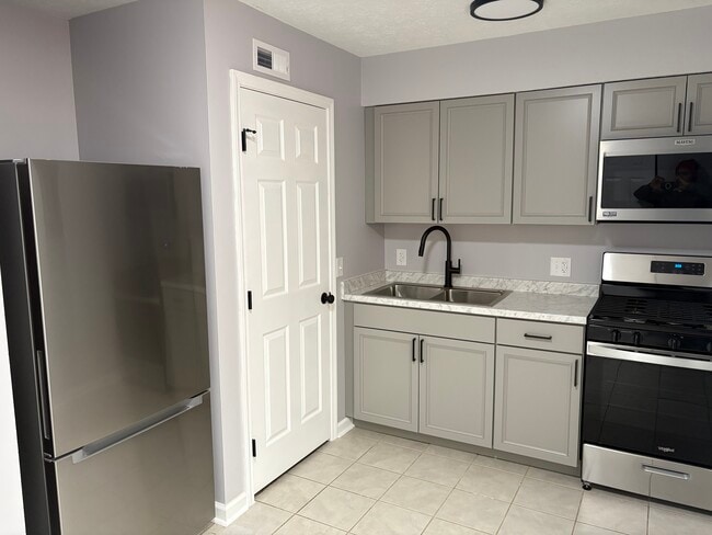 Building Photo - 395 E 13th Ave