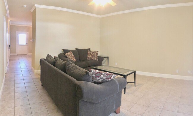 Foto del edificio - 3 Bedroom Townhouse Available now  in a de...