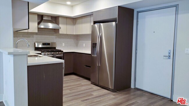 Foto del edificio - 5030 Rosewood Ave