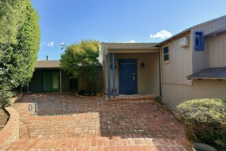 Building Photo - 17 Camelford Pl