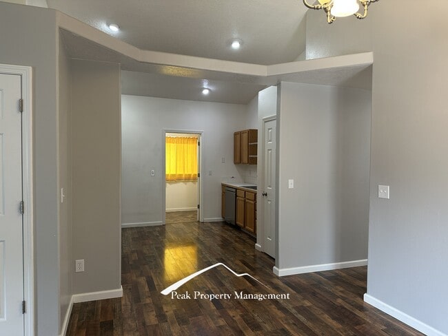 Building Photo - 614 Alturas St