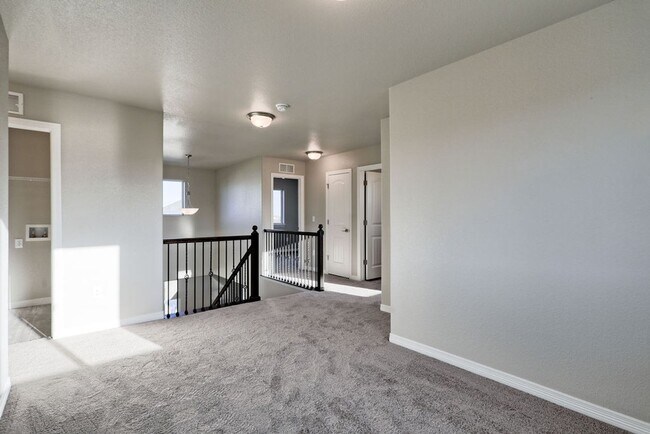 Foto del edificio - 3 Bedroom 2 1/2 Bath in Northwest Loveland