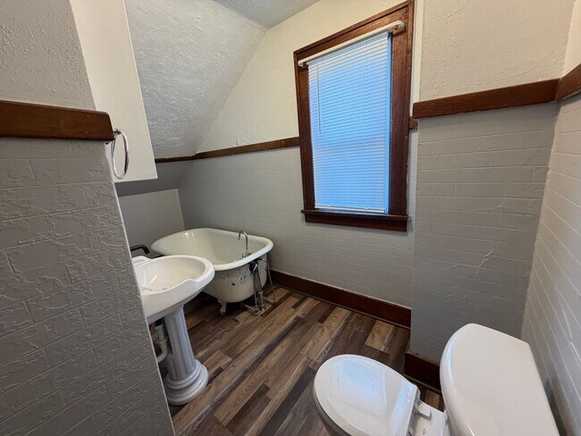 Foto del edificio - PRICE REDUCED! 3 Bedroom, 2 Bathroom House Located in Stanton near downtown and High School!