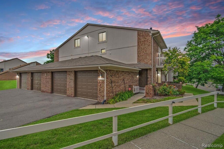 Primary Photo - 6598 Maple Lakes Dr