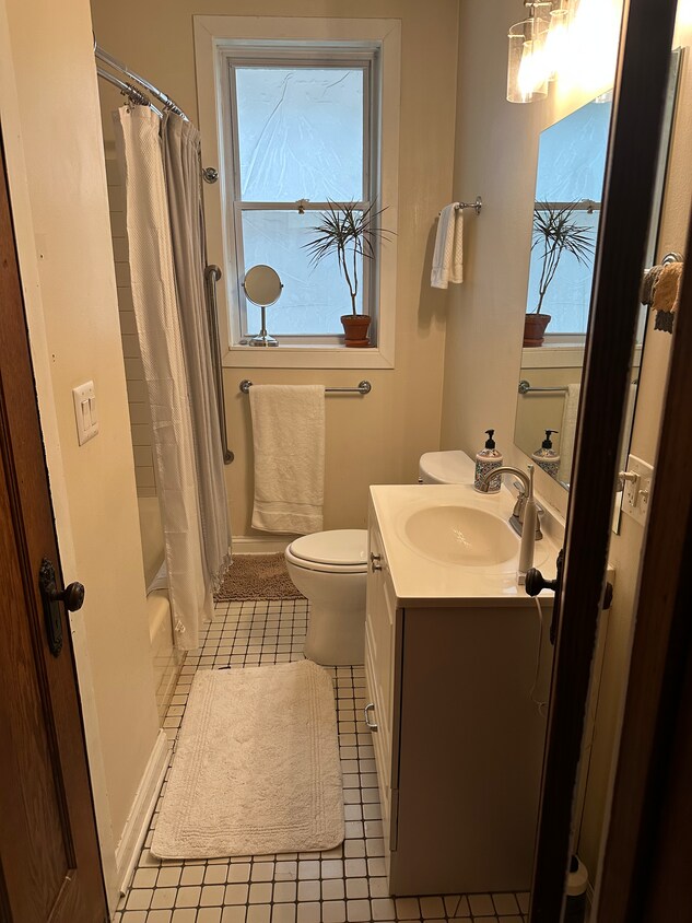 Primary Photo - 4112 W Addison St