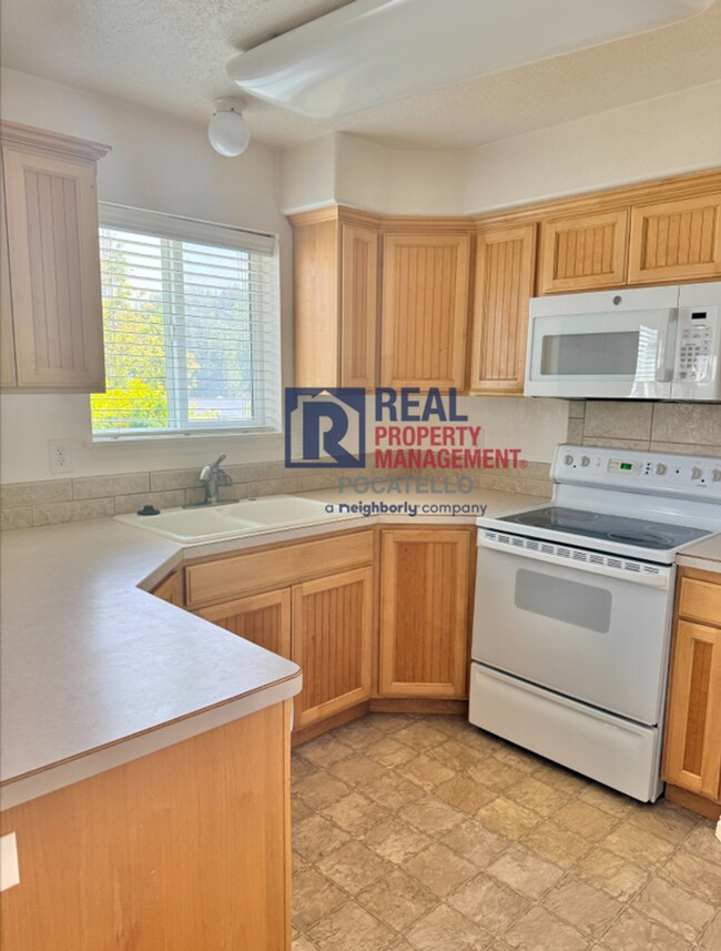Building Photo - MOVE IN SPECIAL - 5 Bedroom 3.5 Bath Duplex - 2 car garag