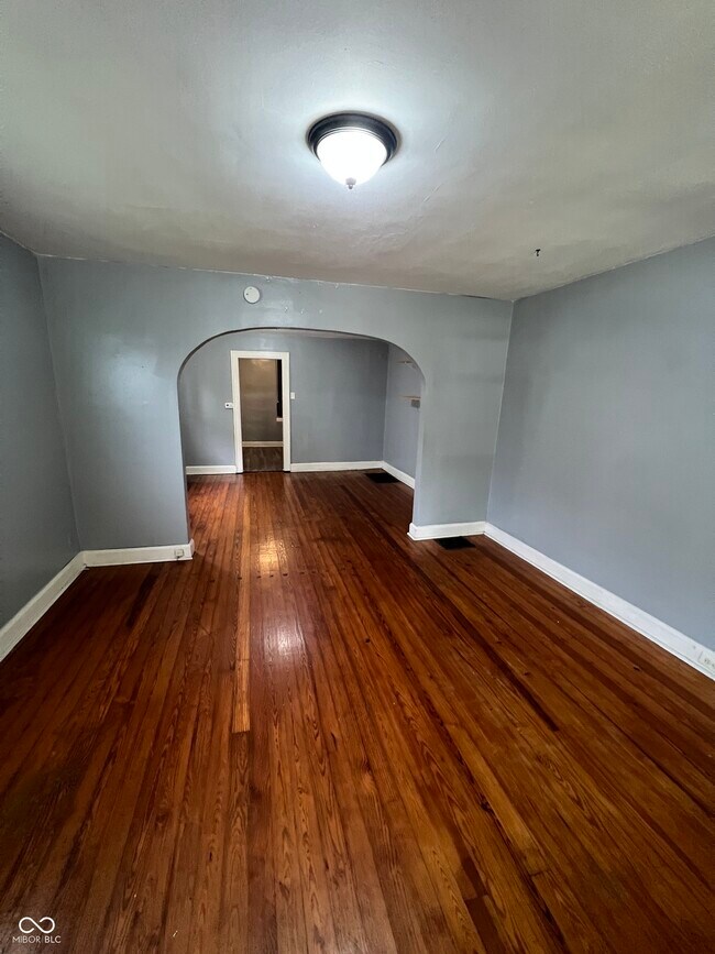 Building Photo - 1206 N Gladstone Ave
