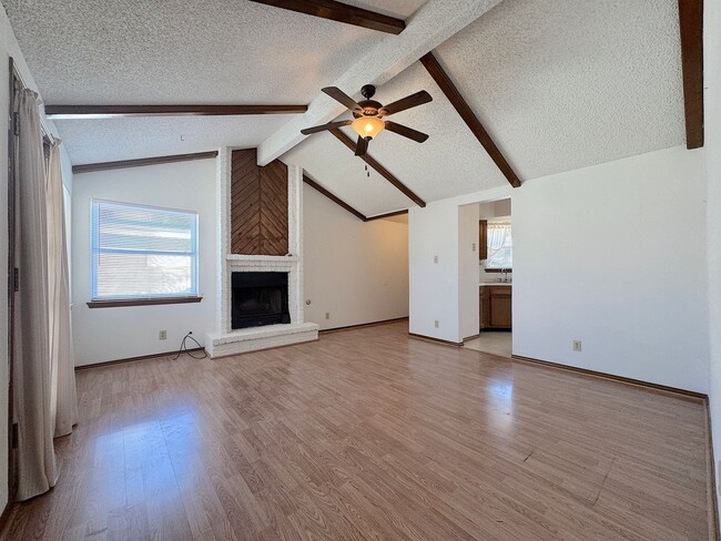 Building Photo - Northeast El Paso 3 Bed/1.5 Bath