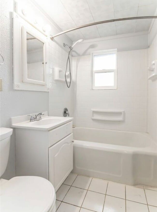 Building Photo - Beautiful PET FRIENDLY 3bdr house!