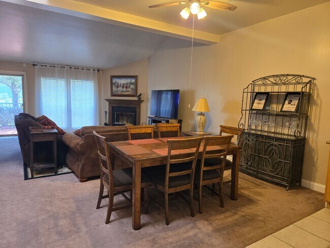 Foto del edificio - Spacious Condo With Covered parking