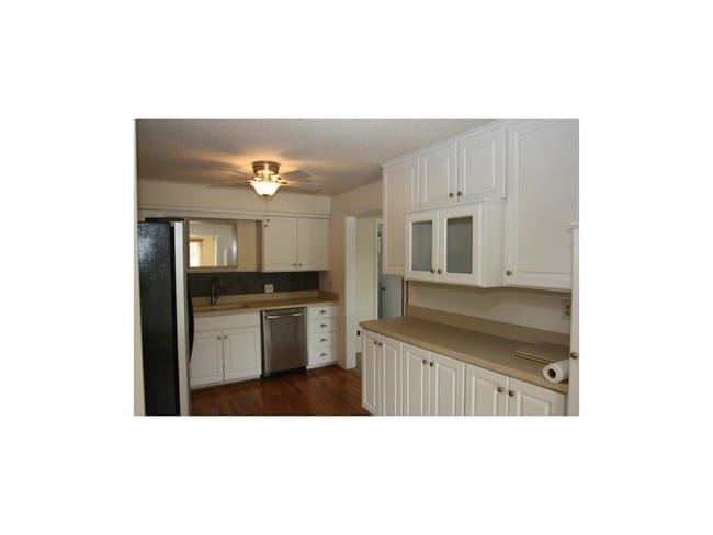 Building Photo - 12702 Circle Dr.