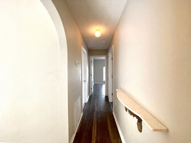Foto del edificio - Charming 3-bed, 2-bath in Convenient Location