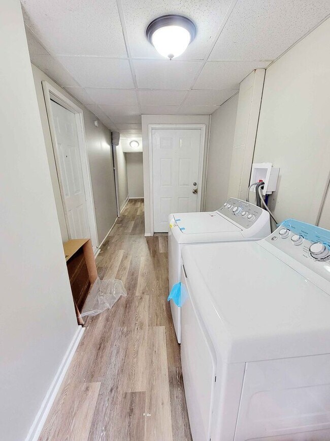 Common Laundry - 428 E Norwegian St