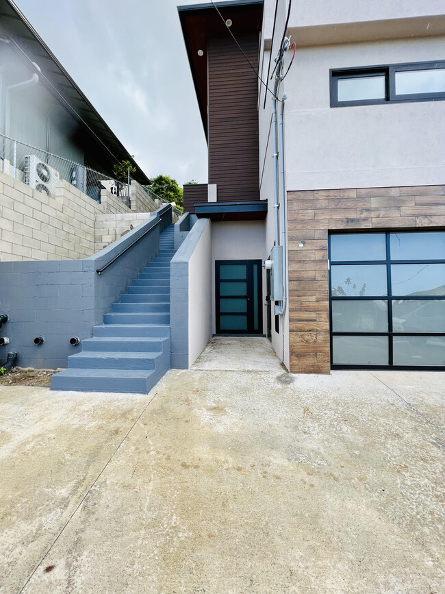 Building Photo - 2364 Makanani Dr