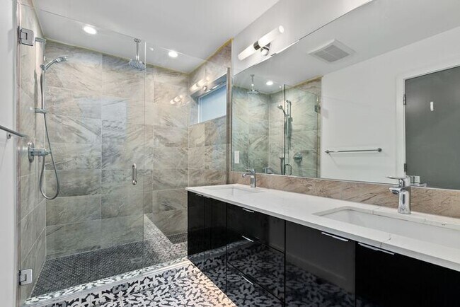 Foto del edificio - Fresh, Air-Conditioned Standalone Townhome in Coveted Lincoln Park