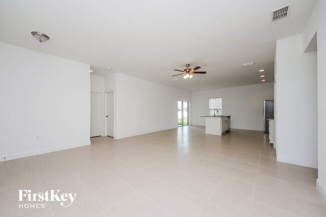 Building Photo - 257 Elm Ct