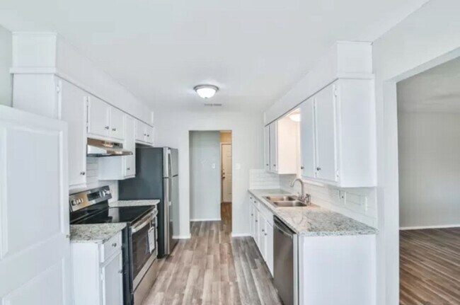 Building Photo - Spacious Newly Remodeled 3/2/2