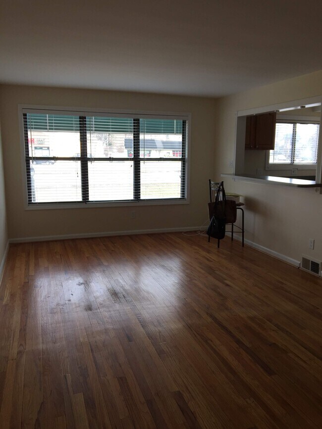 Great room - 25863 Woodward Ave