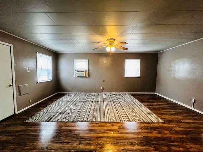 Foto del edificio - Non-Refundable & Security Deposit Total: $...