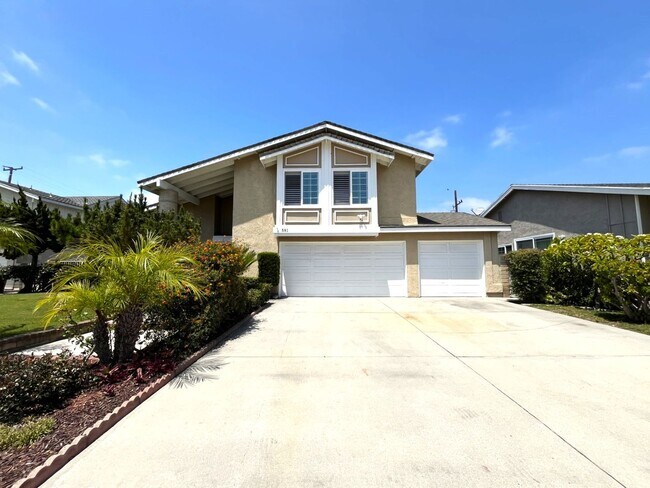 Building Photo - 4 bed, 3 bath located in Anaheim!