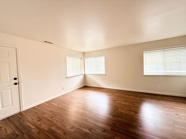 Foto del edificio - Lovely 3 Bedroom 2 Bathroom Available Now!