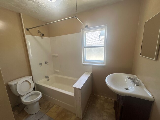 Building Photo - 4bd Single Akron Section 8