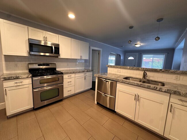 Foto del edificio - 3 Bedroom Home Across From Trolley Square