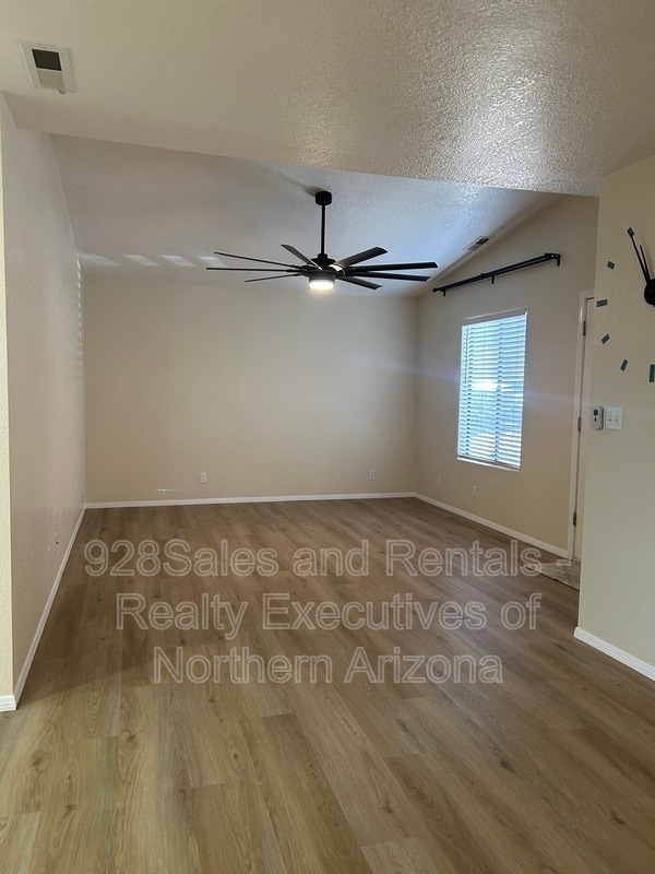 Foto del edificio - 6142 N Christmas Tree Ln