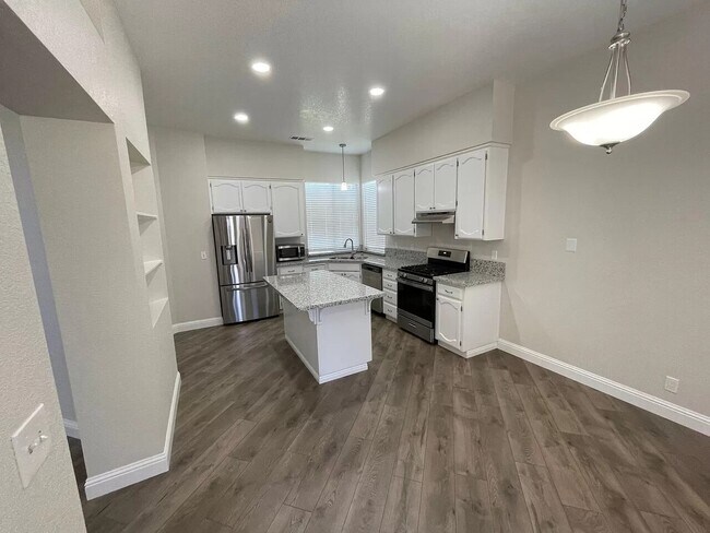 Building Photo - 888 Sequoia Ave, Manteca, CA 95337