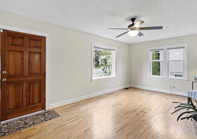 Building Photo - 514 5th St NE