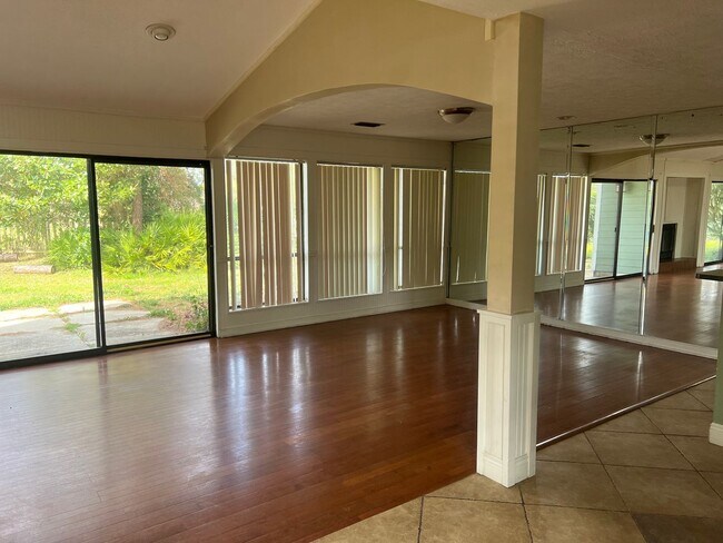 Foto del edificio - Spectacular 3 bedroom / 2 bath Single Fami...