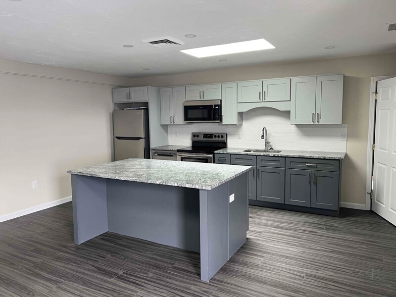 Building Photo - 303 Dillingham Ave