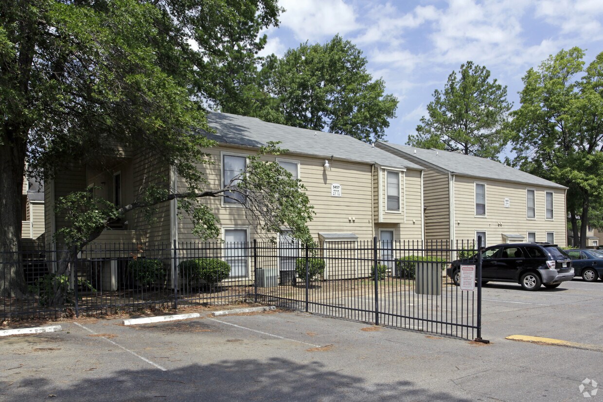 The Residence At Village Green Apartments Memphis