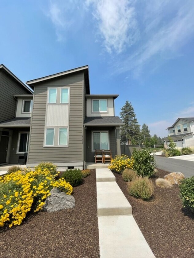 Foto principal - Like new 3 bedroom townhome in SE Bend!