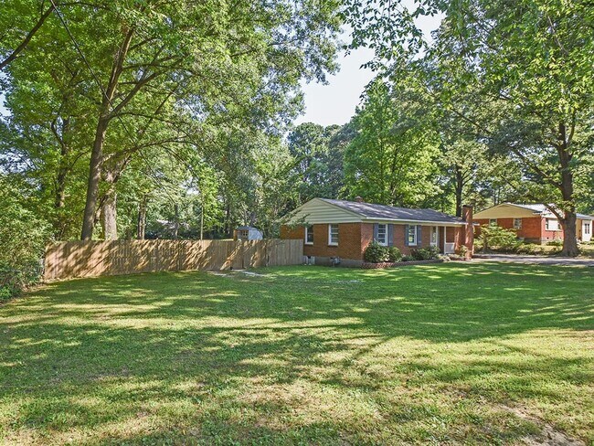 Foto del edificio - Updated 3 bed, 1.5 bath home with great curb appeal.