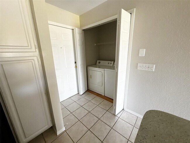 Building Photo - 13905 Fairway Island Dr