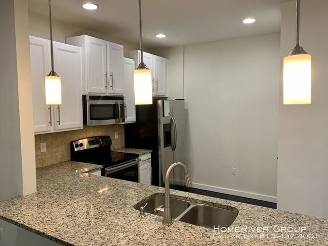 Building Photo - Beautiful 3b/3b Townhome!