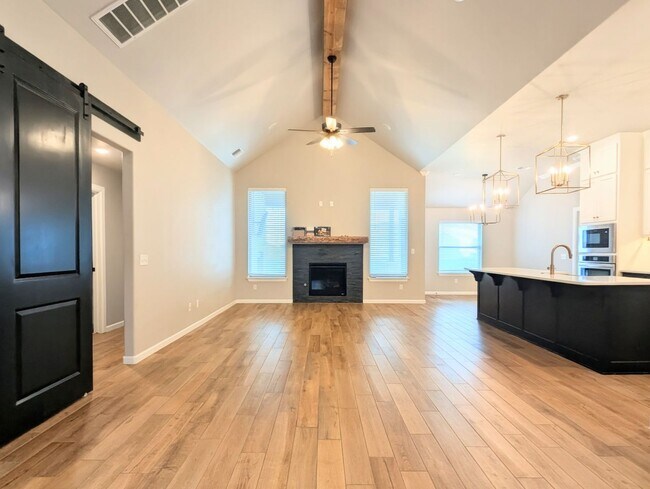 Foto del edificio - Luxury Living in Broadmoore Heights | Outdoor Fireplace, Patio TV & 3-Car Garage