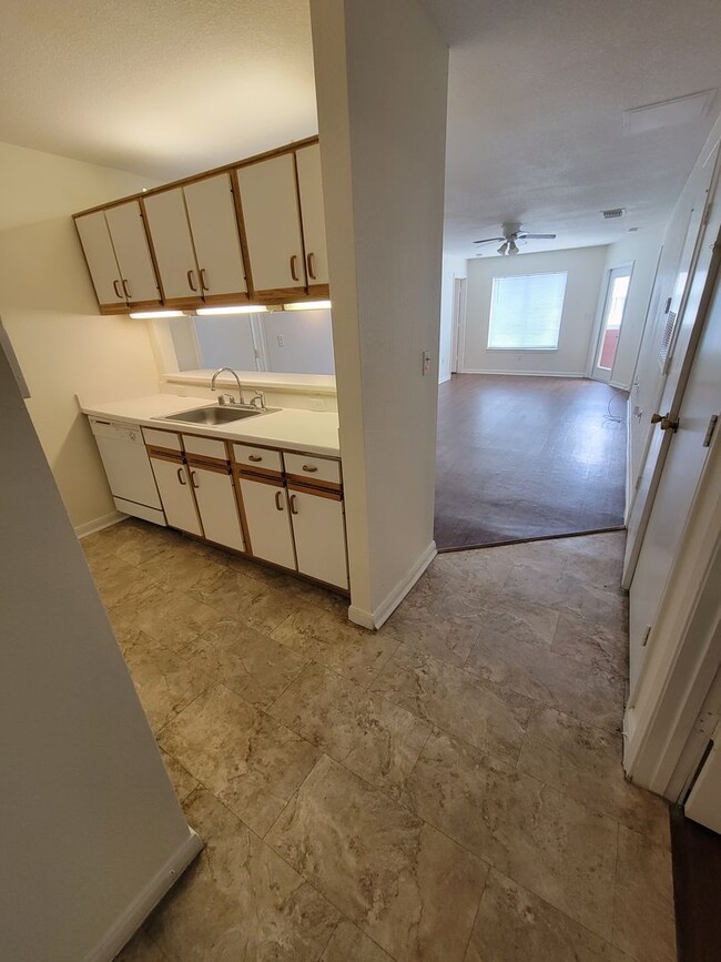 Building Photo - College Station - LEASE JUST ONE BEDROOM (...